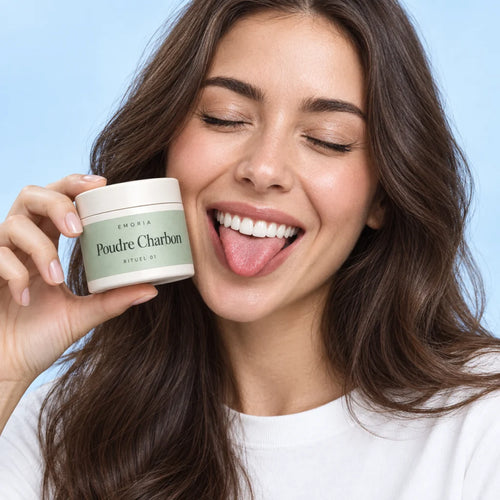 Femme au sourire éclatant malgré le café et le thé, avec la Poudre Charbon Emoria
