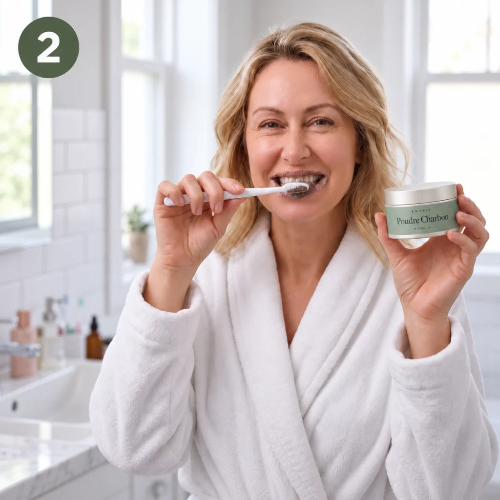 Femme en peignoir se brossant les dents dans sa salle de bain, routine dents blanches