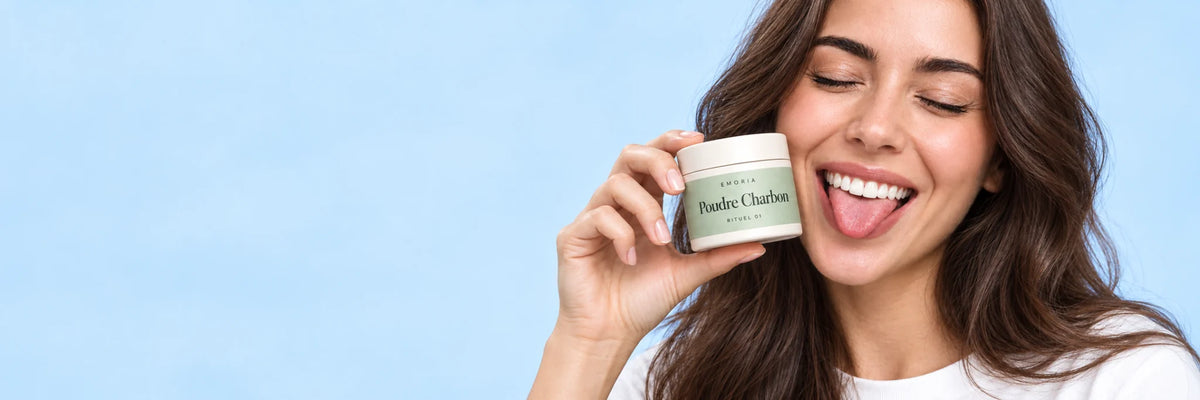 Femme souriante tenant la Poudre Charbon Emoria contre les taches de café